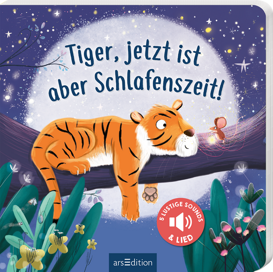 Auf dem Buchcover liegt ein entspannter Tiger mit orange-schwarz gestreiftem Fell auf einem Baumast. Um ihn herum leuchtet der Nachthimmel in sanften Blautönen, während eine große, helle Mondscheibe den Hintergrund prägt. Der Titel „Tiger, jetzt ist aber Schlafenszeit!“ ist in fröhlicher, blauer Schrift am oberen Rand platziert. Unten links befindet sich ein Button mit dem Text „5 lustige Sounds &amp; Lied“. Ganz unten mittig steht der Logoschriftzug von arsEdition.
