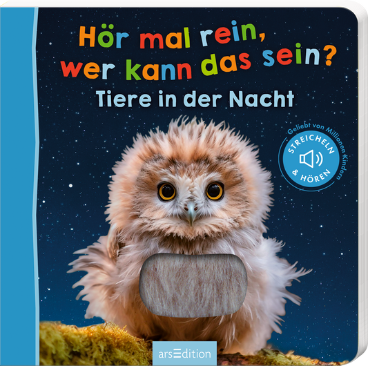 Das Buchcover zeigt ein süßes, flauschiges Eulenküken mit großen, leuchtenden Augen. Der Hintergrund ist in tiefem Blau gehalten und mit sternenähnlichen Punkten versehen, die eine nächtliche Atmosphäre erzeugen. Darüber schwebt der Titel „Hör mal rein, wer kann das sein?“ sowie der Untertitel „Tiere in der Nacht“ in bunten, verspielten Buchstaben. In der oberen rechten Ecke befindet sich ein blauer Button mit dem Text „STREICHELN & HÖREN“. Ganz unten mittig steht der...