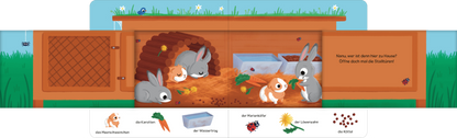 Gezeigt wird eine Innen- oder Zusatzansicht von „Schau rein! Was ist los auf dem Bauernhof?“. Die Illustration zeigt eine lebendige Szene mit mehreren Kaninchen in einem Holzgehege. Die Farbpalette besteht aus sanften Erdtönen, fröhlichem Grün und bunten Akzenten. In der Mitte sitzt ein kaninchenförmiger Charakter, umgeben von Gemüse und anderen Spielzeugen. Der Text ist in klarer, großer Schrift gehalten und enthält einfache Symbole, die die Handlung unterstützen.