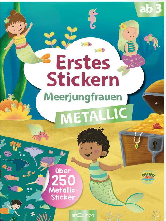 Zu sehen ist die 3D-Ansicht des Titels. Das Buchcover zeigt eine lebendige Unterwasserwelt mit bunten Meerjungfrauen in verspielten Posen. Im Vordergrund ist ein fröhlicher Junge mit braunen Haaren und einer grünen Schwanzflosse, der lächelnd auf einen beispielhaften Stickerbogen blickt, der in das Cover hineinragt. Über ihm prangt in großen, kräftigen Buchstaben der Titel „Erstes Stickern Meerjungfrauen Metallic“. In der rechten oberen Ecke ist der Hinweis „ab 3“ zu sehen. Ganz...
