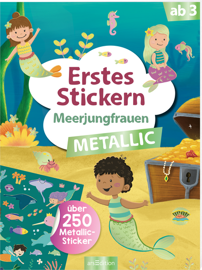 Zu sehen ist die 3D-Ansicht des Titels. Das Buchcover zeigt eine lebendige Unterwasserwelt mit bunten Meerjungfrauen in verspielten Posen. Im Vordergrund ist ein fröhlicher Junge mit braunen Haaren und einer grünen Schwanzflosse, der lächelnd auf einen beispielhaften Stickerbogen blickt, der in das Cover hineinragt. Über ihm prangt in großen, kräftigen Buchstaben der Titel „Erstes Stickern Meerjungfrauen Metallic“. In der rechten oberen Ecke ist der Hinweis „ab 3“ zu sehen. Ganz...
