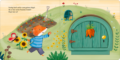 Gezeigt wird eine Innen- oder Zusatzansicht von „Klopf, klopf! Wohnt hier die kleine Maus?“. Die Illustration zeigt den Charakter Freddy, einen lustigen Fuchs, der fröhlich auf einem grünen Hügel läuft. Er trägt ein blau-weiß gestreiftes Shirt und eine blaue Hose. Im Hintergrund befinden sich Sonnenblumen und eine Gabel, die im Boden steckt. Zu sehen ist ein großer, grüner Rundbogen mit einer Karotte als Zierteil. Das Bild verwendet helle, freundliche Farben und eine verspielte,...