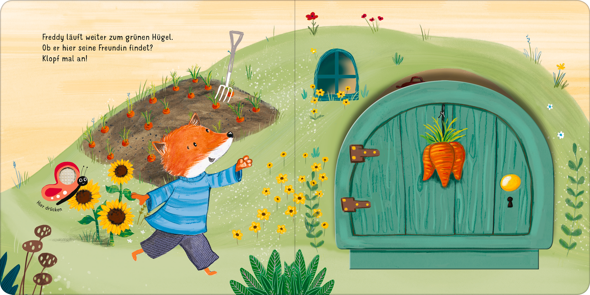 Gezeigt wird eine Innen- oder Zusatzansicht von „Klopf, klopf! Wohnt hier die kleine Maus?“. Die Illustration zeigt den Charakter Freddy, einen lustigen Fuchs, der fröhlich auf einem grünen Hügel läuft. Er trägt ein blau-weiß gestreiftes Shirt und eine blaue Hose. Im Hintergrund befinden sich Sonnenblumen und eine Gabel, die im Boden steckt. Zu sehen ist ein großer, grüner Rundbogen mit einer Karotte als Zierteil. Das Bild verwendet helle, freundliche Farben und eine verspielte,...