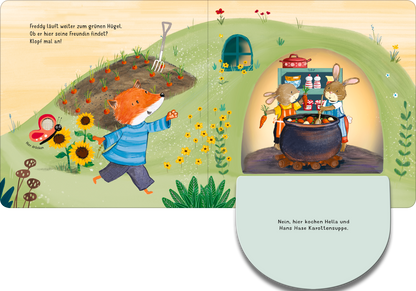 Gezeigt wird eine Innen- oder Zusatzansicht von „Klopf, klopf! Wohnt hier die kleine Maus?“. Die Illustration zeigt Freddy, einen orangefarbenen Fuchs, der auf einem grünen Hügel läuft. Im Hintergrund sind ein Garten mit Sonnenblumen und eine Gartenpflege dargestellt. Rechts sind zwei Figuren, Hella und Hans Hase, die in einem großen Kessel eine Karottensuppe zubereiten. Die Farben sind lebhaft und freundlich, hauptsächlich in Grüntönen, Gelb und Orange. Die Schrift ist klar und gut...