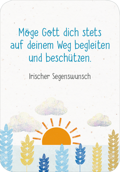 Gezeigt wird eine Innen- oder Zusatzansicht von „Segenswünsche für dich“. Der Hintergrund ist hell und strukturiert, mit einem sanften, natürlichen Farbton. In der oberen Hälfte steht in verspielter blauer Schrift: „Möge Gott dich stets auf deinem Weg begleiten und beschützen.“ Darunter befindet sich die Schrift „Irischer Segenswunsch“ in einer schlichteren, schwarzen Typografie. Am unteren Rand sind stilisierte Pflanzen in sanften Blau- und Gelbtönen sowie eine orangefarbene...