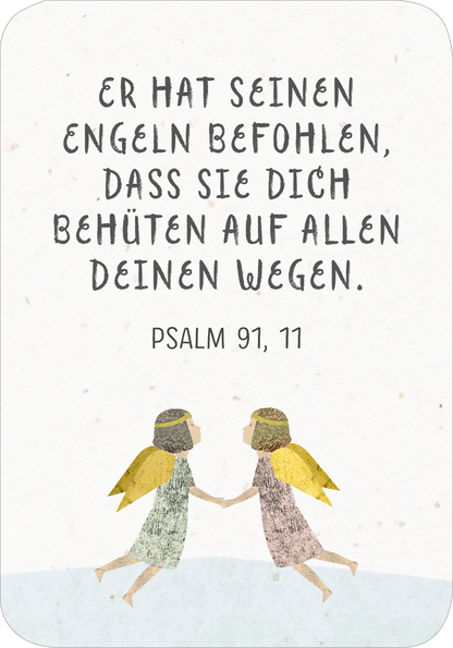 Gezeigt wird eine Innen- oder Zusatzansicht von „Segenswünsche für dich“. Der Hintergrund ist sanft beige mit leichten Texturen. Im Vordergrund sind zwei Engel in pastellfarbenen Kleidern abgebildet, die sich an den Händen halten. Die Engel haben goldene und grüne Flügel. Der Text „ER HAT SEINEN ENGELN BEFOHLEN, DASS SIE DICH BEHÜTEN AUF ALLEN DEINEN WEGEN.“ ist in einer großen, verspielten Schriftart in dunklem Grau gesetzt. Darunter steht „PSALM 91, 11“ als kleinere, klare...