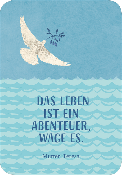 Gezeigt wird eine Innen- oder Zusatzansicht von „Segenswünsche für dich“. Die Darstellung zeigt eine sanfte blaue Farbfläche, die mit wellenartigen Mustern versehen ist. Auf der oberen Hälfte schwebt eine stilisierte weiße Taube mit einem Olivenzweig. Zentral steht der inspirierende Text „DAS LEBEN IST EIN ABENTEUER, WAAGE ES.“ in großer, dunkler Schrift. Darunter ist der Name „Mutter Teresa“ in einer kleineren Schriftgröße platziert.
