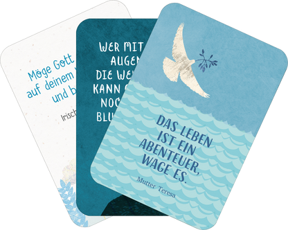 Gezeigt wird eine Innen- oder Zusatzansicht von „Segenswünsche für dich“. Die Ansicht zeigt drei Karten in verschiedenen Farben. Die linke Karte hat einen cremefarbenen Hintergrund mit blauen floralen Elementen und dem Text „Möge Gott auf deinem Weg sein“. Die mittlere Karte ist in einem sanften Blau gehalten, zeigt einen weißen Vogel und trägt den Text „Wer mit offenen Augen die Welt sieht, kann noch viel mehr entdecken“. Die rechte Karte hat einen aquafarbenen Hintergrund mit...