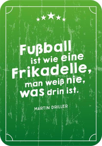Gezeigt wird eine Innen- oder Zusatzansicht von „Die besten ever Fußballsprüche“. Der Hintergrund ist in einem sanften, verwitterten Grünton gehalten. Im Vordergrund steht ein humorvoller Spruch in großer, verspielter Schrift. Der Text ist weiß und hebt sich deutlich vom Hintergrund ab. Unter dem Spruch befindet sich der Name des Autors „Martin Driller“ in kleinerer, klarer Schrift. Drei Sterne oberhalb des Textes runden das Gesamtbild ab.