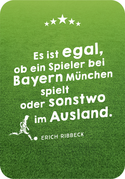 Gezeigt wird eine Innen- oder Zusatzansicht von „Die besten ever Fußballsprüche“. Auf einem satten grünen Hintergrund steht in großer, weißer Schrift der Spruch: „Es ist egal, ob ein Spieler bei Bayern München spielt oder sonstwo im Ausland.“ Darunter ist der Name „Erich Ribbeck“ in etwas kleinerer Schrift abgebildet. Links ist eine stilisierte, grafische Figur eines Fußballspielers zu sehen, die den dynamischen Charakter des Sports unterstreicht. Drei Sterne zieren den...