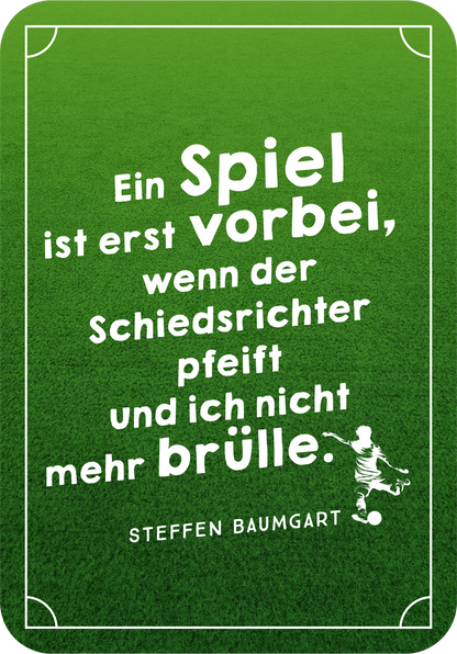 Gezeigt wird eine Innen- oder Zusatzansicht von „Die besten ever Fußballsprüche“. Der Hintergrund ist in lebhaftem Grün gehalten, was an einen Fußballplatz erinnert. In der Mitte befindet sich in großer, weißer, verspielter Typografie der Spruch „Ein Spiel ist erst vorbei, wenn der Schiedsrichter pfeift und ich nicht mehr brülle.“ Die Schrift wirkt freundlich und einladend. Am unteren Rand ist der Name „STEFFEN BAUMGART“ in schlichterer Schriftgröße abgedruckt, ergänzt von...