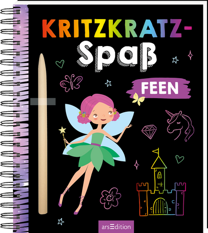 Das Buchcover zeigt eine fröhliche Fee mit rosa Haaren und einem grünen Kleid, die linke Hand erhoben hält. Der Hintergrund ist schwarz, auf dem bunte, fantasievolle Elemente wie Schmetterlinge, Einhörner und ein Schloss skizziert sind. Der Titel „Kritzkraz-Spass FEEN“ ist in farbenfrohen Buchstaben gestaltet. Ganz unten mittig steht der Logoschriftzug von arsEdition.