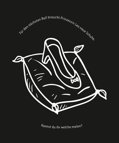 Gezeigt wird eine Innen- oder Zusatzansicht von „Kritzkratz-Spaß Prinzessinnen“. Die Abbildung zeigt einen weißen Schuh mit einer Schleife, der auf einem Kissentablett platziert ist. Der Hintergrund ist schwarz, während die Zeichnung in einer einfachen, handgezeichneten Stilistik gehalten ist. Über dem Schuh stehen in geschwungener Schrift die Fragen: „Für den nächsten Ball braucht Prinzessin Lea neue Schuhe. Kannst du ihr welche malen?“ Die typografische Gestaltung ist verspielt...