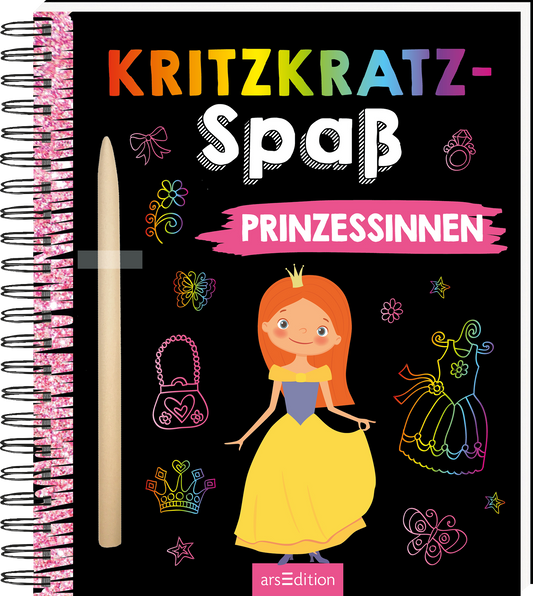 Das Buchcover zeigt einen schwarzen Hintergrund, auf dem farbenfrohe Illustrationen von Prinzessinnen und passenden Accessoires wie Kleider und Kronen verteilt sind. In der Mitte steht der Titel „Kritzkratz-Spaß“ in großen bunten Buchstaben, darunter das Wort „PRINZESSINNEN“ in kräftigem Pink. Eine niedliche Prinzessin mit roten Haaren, die ein gelbes Kleid trägt, ist prominent abgebildet. Ganz unten mittig steht der Logoschriftzug von arsEdition.