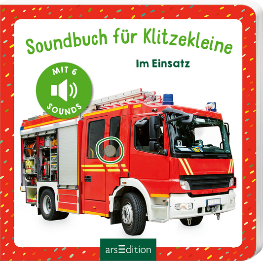 Das Buchcover zeigt ein rotes Feuerwehrfahrzeug auf einem hellen Hintergrund. Oben in geschwungener Schrift steht „Soundbuch für Klitzekleine“ in grüner Farbe, darunter „Im Einsatz“ in etwas kleinerer Schrift. Links oben befindet sich ein grüner Button mit weißem Lautsprechersymbol und der Aufschrift „Mit 6 Sounds“. Die Atmosphäre ist lebhaft und kindgerecht. Ganz unten mittig steht der Logoschriftzug von arsEdition.