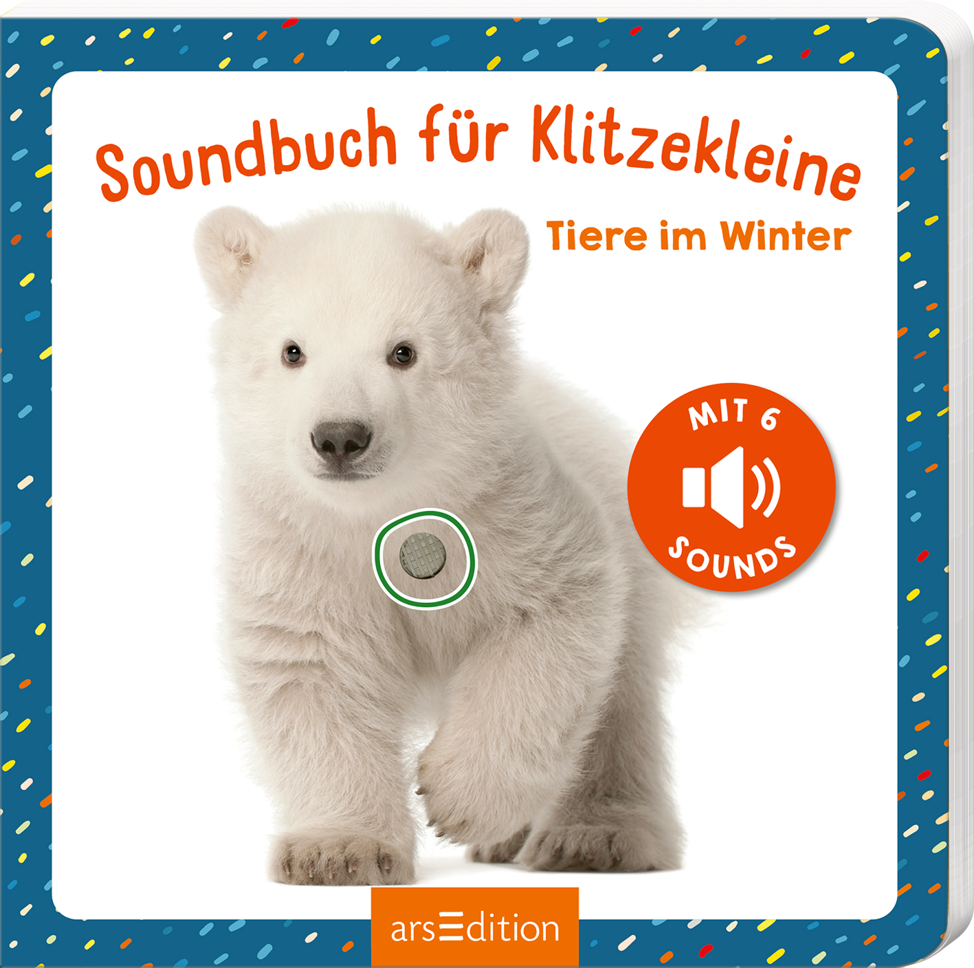 Das Buchcover zeigt einen niedlichen, weißen Eisbären, der freundlich in die Kamera blickt. Der Hintergrund ist in sanften Farben gehalten, mit einer bunten, spritzigen Rahmung. Oben links steht in großer, verspielter Schrift „Soundbuch für Klitzekleine“, gefolgt von „Tiere im Winter“ in einer kleineren Schriftart. Eine runde Grafik auf der rechten Seite mit der Aufschrift „MIT 6 SOUNDS“ weist auf die interaktive Funktion hin. Ganz unten mittig steht der Logoschriftzug von...