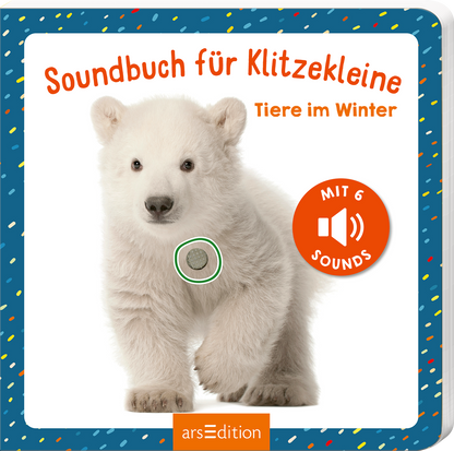 Das Buchcover zeigt einen niedlichen, weißen Eisbären, der freundlich in die Kamera blickt. Der Hintergrund ist in sanften Farben gehalten, mit einer bunten, spritzigen Rahmung. Oben links steht in großer, verspielter Schrift „Soundbuch für Klitzekleine“, gefolgt von „Tiere im Winter“ in einer kleineren Schriftart. Eine runde Grafik auf der rechten Seite mit der Aufschrift „MIT 6 SOUNDS“ weist auf die interaktive Funktion hin. Ganz unten mittig steht der Logoschriftzug von...