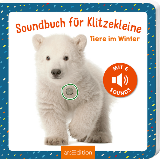 Das Buchcover zeigt einen niedlichen, weißen Eisbären, der freundlich in die Kamera blickt. Der Hintergrund ist in sanften Farben gehalten, mit einer bunten, spritzigen Rahmung. Oben links steht in großer, verspielter Schrift „Soundbuch für Klitzekleine“, gefolgt von „Tiere im Winter“ in einer kleineren Schriftart. Eine runde Grafik auf der rechten Seite mit der Aufschrift „MIT 6 SOUNDS“ weist auf die interaktive Funktion hin. Ganz unten mittig steht der Logoschriftzug von...
