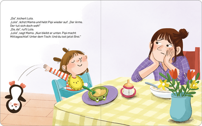 Gezeigt wird eine Innen- oder Zusatzansicht von „Kalle und Lola: Lola kann schon werfen“. Im Bild sind eine fröhliche kleine Mädchenfigur namens Lola und eine nachdenkliche Frau zu sehen, die vermutlich ihre Mutter ist. Lola sitzt an einem hellen Tisch und schaut lachend auf einen kleinen Pinguin. Die dominierenden Farben sind Blau, Gelb und sanfte Pastelltöne, die eine freundliche Atmosphäre schaffen. Die Schrift ist klar und gut lesbar, was die Inhalte unterstützt.
