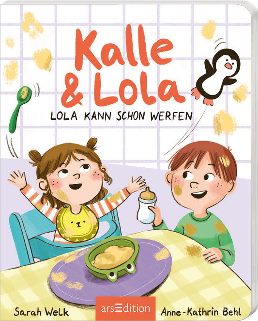 Auf dem Buchcover sind zwei fröhliche Kinder abgebildet, die in einem hellen Raum an einem Tisch sitzen. Kalle, ein Junge mit rotbraunem Haar, trägt ein grünes Shirt, während Lola mit einem braunen Zopf in einem gelben Oberteil lächelt. Über ihnen steht in großen roten Buchstaben der Titel „Kalle & Lola“. Darunter ist in kleinerer Schrift „Lola kann schon werfen“ geschrieben. Ein lustiger Pinguin erscheint auf der rechten Seite. Ganz unten mittig steht der Logoschriftzug von...