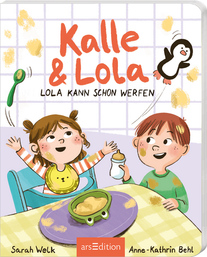 Auf dem Buchcover sind zwei fröhliche Kinder abgebildet, die in einem hellen Raum an einem Tisch sitzen. Kalle, ein Junge mit rotbraunem Haar, trägt ein grünes Shirt, während Lola mit einem braunen Zopf in einem gelben Oberteil lächelt. Über ihnen steht in großen roten Buchstaben der Titel „Kalle &amp; Lola“. Darunter ist in kleinerer Schrift „Lola kann schon werfen“ geschrieben. Ein lustiger Pinguin erscheint auf der rechten Seite. Ganz unten mittig steht der Logoschriftzug von...