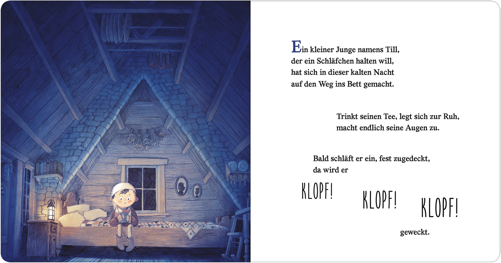 Gezeigt wird eine Innen- oder Zusatzansicht von „Klopf! Klopf! Komm herein, keiner bleibt heut Nacht allein!“. Auf der linken Seite steht ein kleiner Junge namens Till in einem gemütlich eingerichteten Dachzimmer. Er trägt einen Schlafanzug und schaut erwartungsvoll. An der Wand sind runde Bilderrahmen zu sehen, und ein Bett mit einer warmen Decke steht im Vordergrund. Die Farbpalette ist in sanften Blau- und Grautönen gehalten, die für eine beruhigende Atmosphäre sorgen. Auf der...