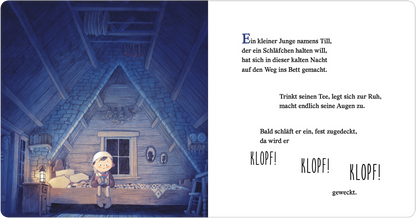 Gezeigt wird eine Innen- oder Zusatzansicht von „Klopf! Klopf! Komm herein, keiner bleibt heut Nacht allein!“. Auf der linken Seite steht ein kleiner Junge namens Till in einem gemütlich eingerichteten Dachzimmer. Er trägt einen Schlafanzug und schaut erwartungsvoll. An der Wand sind runde Bilderrahmen zu sehen, und ein Bett mit einer warmen Decke steht im Vordergrund. Die Farbpalette ist in sanften Blau- und Grautönen gehalten, die für eine beruhigende Atmosphäre sorgen. Auf der...