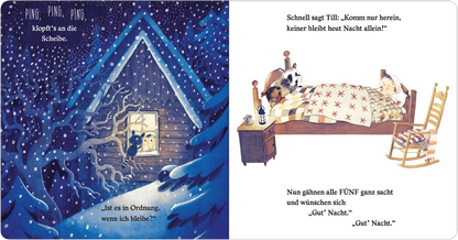 Gezeigt wird eine Innen- oder Zusatzansicht von „Klopf! Klopf! Komm herein, keiner bleibt heut Nacht allein!“. Auf der linken Seite sieht man eine winterliche Szene mit einem gemütlichen Holzhaus, umgeben von schneebedeckten Bäumen. Durch das Fenster blickt ein Tier, das an die Scheibe klopft. Die rechte Seite zeigt ein Schlafzimmer mit einem Bett, in dem ein Kind und ein Hund unter einer farbenfrohen Decke schlafen, während eine Stehlampe und ein Schaukelstuhl den Raum ergänzen. Die...
