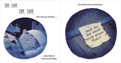 Gezeigt wird eine Innen- oder Zusatzansicht von „Klopf! Klopf! Komm herein, keiner bleibt heut Nacht allein!“. Auf der linken Seite sieht man einen schlafenden Jungen mit einer blauen Mütze und einem weißen Pyjama, umgeben von sanften, kühlen Farben. Auf der rechten Seite befindet sich ein Zettel mit der Frage „Hast du für mich noch einen Platz?“, der auf einem holzähnlichen Hintergrund liegt. Die Schrift ist handgeschrieben und vermittelt eine freundliche, einladende Atmosphäre.