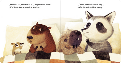 Gezeigt wird eine Innen- oder Zusatzansicht von „Klopf! Klopf! Komm herein, keiner bleibt heut Nacht allein!“. Die Illustration zeigt drei niedliche Tiere im Bett: einen Biber, einen Waschbären und einen kleinen Marder. Der Biber hat ein braunes, weiches Fell und einen überraschten Ausdruck, der Waschbär wirkt skeptisch mit seinen charakteristischen Augenringen, während der Marder mit einem aufmerksamen Blick dazusieht. Die sanften Farben der Decke und die freundliche Typografie der...