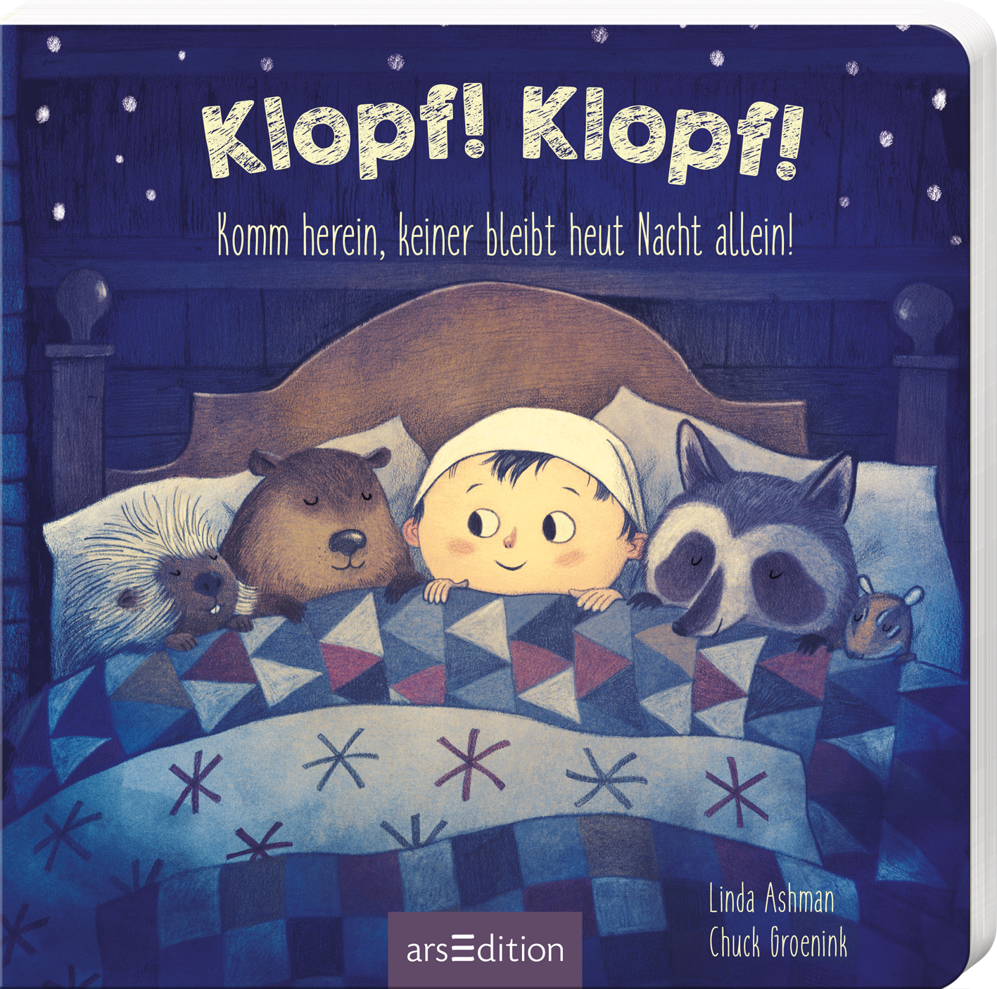 Das Buchcover zeigt einen kindlich anmutenden Junge mit einem weißen Nachthemd, der in seinem Bett sitzt und freundlich schaut. Zu seiner linken liegen ein Dachs und ein weiteres Tier, während rechts ein Waschbär ihn anblickt. Der Hintergrund ist dunkelblau, mit einem Sternenhimmel, der eine einladende Atmosphäre schafft. Der Titel „Klopf! Klopf!“ steht in großen, verspielten Buchstaben oben, während der Untertitel „Komm herein, keiner bleibt heut Nacht allein!“ darunter platziert...