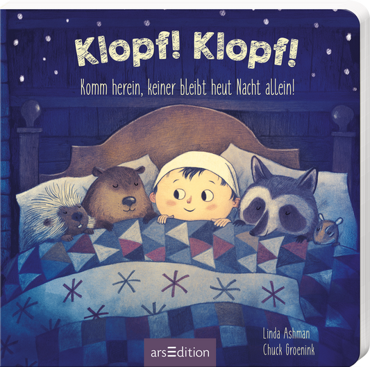 Das Buchcover zeigt einen kindlich anmutenden Junge mit einem weißen Nachthemd, der in seinem Bett sitzt und freundlich schaut. Zu seiner linken liegen ein Dachs und ein weiteres Tier, während rechts ein Waschbär ihn anblickt. Der Hintergrund ist dunkelblau, mit einem Sternenhimmel, der eine einladende Atmosphäre schafft. Der Titel „Klopf! Klopf!“ steht in großen, verspielten Buchstaben oben, während der Untertitel „Komm herein, keiner bleibt heut Nacht allein!“ darunter platziert...
