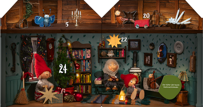 Gezeigt wird eine Innenansicht von „Advent im Wichtelhaus“. Die Szene zeigt ein behagliches Wichtelhaus mit warmen Holztönen, einer festlichen Dekoration und gemütlicher Beleuchtung. Links steht ein geschmückter Weihnachtsbaum und rechteckige Regale mit bunten Büchern. Zwei Wichtelfiguren, eine mit rotem Hut und eine mit grauem Haar, sitzen auf einer Couch. An der Wand hängen Bilder und weitere weihnachtliche Gegenstände, während ein Stern und eine kleine Laterne die Atmosphäre...