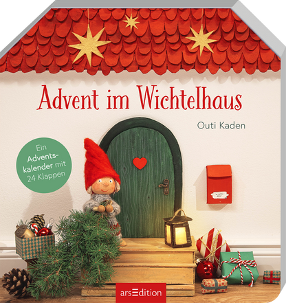Das Buchcover zeigt ein charmantes Wichtelhaus mit einem grün gestrichenen, herzförmigen Türknauf und einer roten Tür. Der Wichtel mit rotem Hut und blonden Haaren steht davor, umgeben von weihnachtlichen Geschenken und einer kleinen Tanne. Die helle Farbgebung wird durch festliche rote Sterne und den Titel „Advent im Wichtelhaus“ in geschwungener roter Schrift ergänzt. Ein grüner Button verkündet: „Ein Adventskalender mit 24 Klappen“. Ganz unten mittig steht der Logoschriftzug...