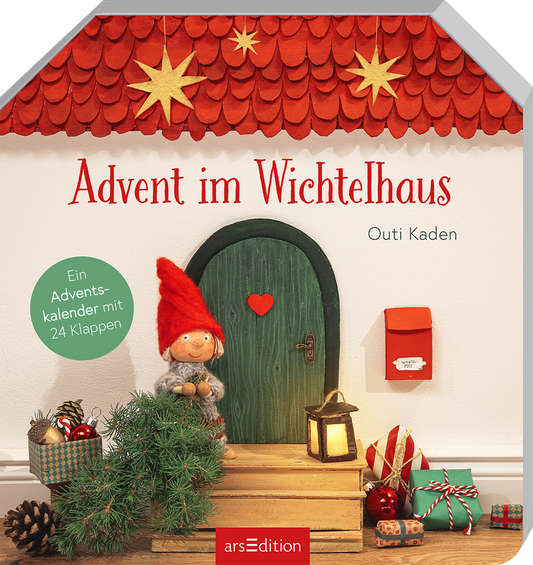 Das Buchcover zeigt ein charmantes Wichtelhaus mit einem grün gestrichenen, herzförmigen Türknauf und einer roten Tür. Der Wichtel mit rotem Hut und blonden Haaren steht davor, umgeben von weihnachtlichen Geschenken und einer kleinen Tanne. Die helle Farbgebung wird durch festliche rote Sterne und den Titel „Advent im Wichtelhaus“ in geschwungener roter Schrift ergänzt. Ein grüner Button verkündet: „Ein Adventskalender mit 24 Klappen“. Ganz unten mittig steht der Logoschriftzug...