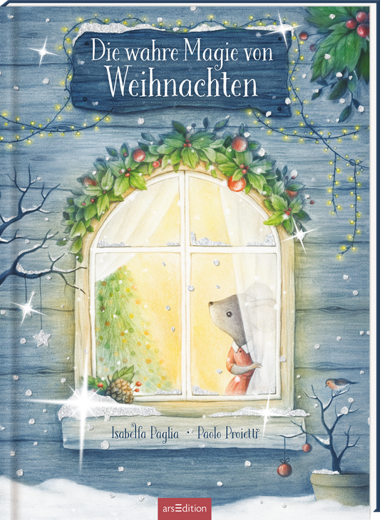 Auf dem Cover „Die wahre Magie von Weihnachten&#039; sind lebendige, sanfte Farben zu sehen. Eine kleine Maus schaut durch ein mit Schneeflocken geschmücktes Fenster, das von grünen Tannenzweigen umrahmt ist. Im Hintergrund leuchtet ein Weihnachtsbaum. Oben stehen in geschwungener Schrift die Worte „Die wahre Magie von Weihnachten“. Die Urheber Isabella Paglia und Paolo Proietti sind am unteren Rand vermerkt. Ganz unten mittig steht der Logoschriftzug von arsEdition.
