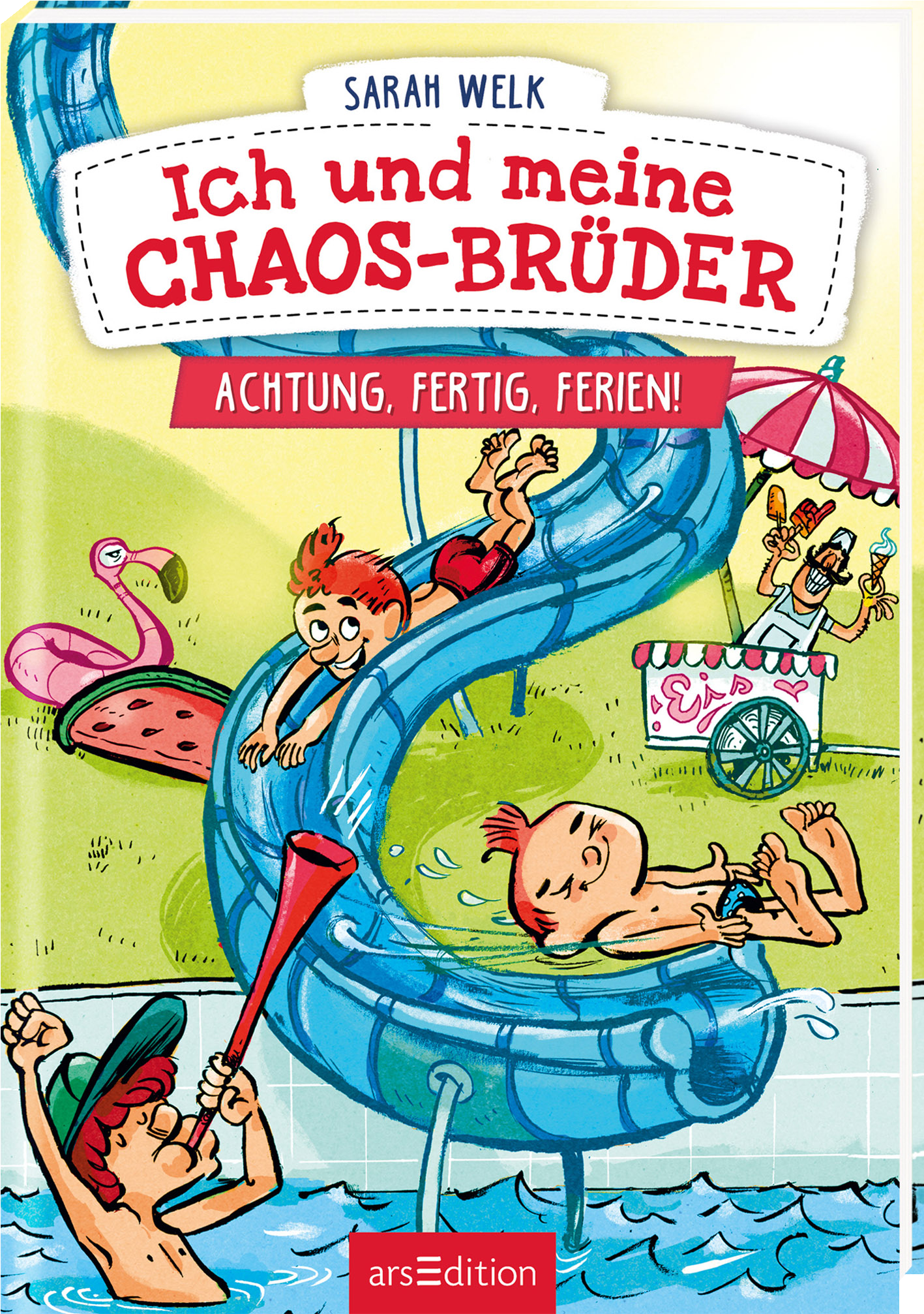 Das Buchcover zeigt eine bunte, lebendige illustration von Kindern, die fröhlich auf einer Wasserrutsche spielen. Im Hintergrund sind ein Pool und ein Eiswagen zu sehen, die sommerliche Urlaubsatmosphäre vermitteln. Der Titel „Ich und meine CHAOS-Brüder“ in roten, handschriftlichen Buchstaben hebt sich von der hellen, grünen Rückwand ab. Darunter steht in einem blauen Banner „ACHTUNG, FERTIG, FERIEN!“. Ganz unten mittig steht der Logoschriftzug von arsEdition.