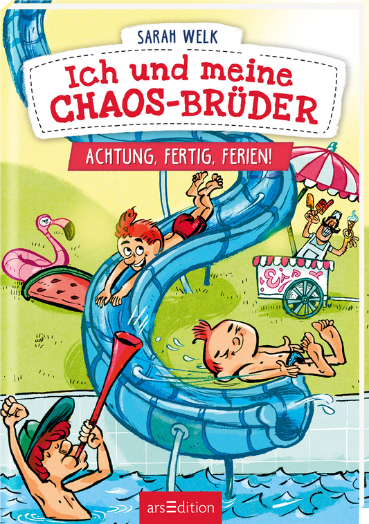 Das Buchcover zeigt eine bunte, lebendige illustration von Kindern, die fröhlich auf einer Wasserrutsche spielen. Im Hintergrund sind ein Pool und ein Eiswagen zu sehen, die sommerliche Urlaubsatmosphäre vermitteln. Der Titel „Ich und meine CHAOS-Brüder“ in roten, handschriftlichen Buchstaben hebt sich von der hellen, grünen Rückwand ab. Darunter steht in einem blauen Banner „ACHTUNG, FERTIG, FERIEN!“. Ganz unten mittig steht der Logoschriftzug von arsEdition.