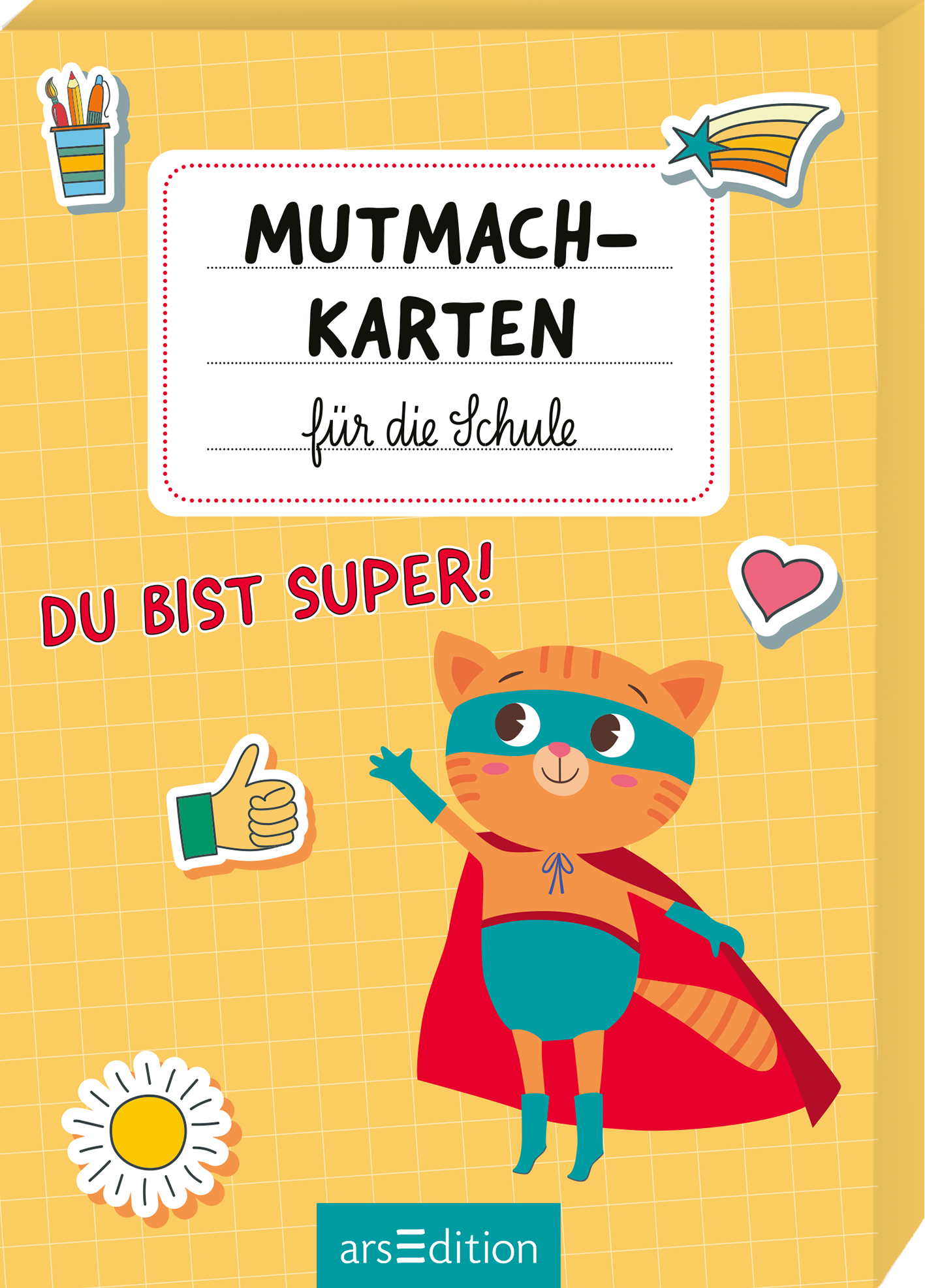 Das Buchcover zeigt einen orangefarbenen, katzenähnlichen Charakter mit einer blauen Maske und einem rotumrandeten Umhang. Er lächelt freundlich und steht auf einem gelben, karierten Hintergrund. Oben ist der Titel „MUTMACH-KARTEN für die Schule“ in einer verspielten, schwarzen Schrift platziert. Darunter steht in roter Schrift „DU BIST SUPER!“. Verschiedene bunte Sticker, wie ein Daumen hoch und eine Blume, verzieren das Cover. Ganz unten mittig steht der Logoschriftzug von...