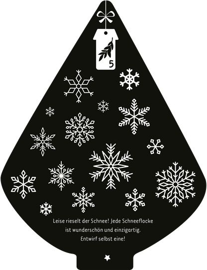 Gezeigt wird eine Innen- oder Zusatzansicht von „Mein Kritzkratz-Adventskalender“. Die Ansicht zeigt einen schwarzgrundigen Weihnachtsbaum, geschmückt mit verschiedenen weißen Schneeflockenmuster, die in unterschiedlichen Größen angeordnet sind. Oben hängt ein Etikett mit einer Geschenkband-Schleife, auf dem die Zahl „5“ steht. Unter den Schneeflocken ist der Spruch „Leise rieselt der Schnee! Jede Schneeflocke ist wunderschön und einzigartig. Entwirf selbst eine!“ in...