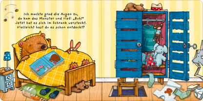 Gezeigt wird eine Innen- oder Zusatzansicht von „Finger weg!“. Die Szene zeigt ein buntes Kinderzimmer mit einem gelben Bett und einem großen, freundlichen Bären, der im Bett liegt. Auf der Bettdecke sind verschiedene Farben und Muster zu sehen. Neben dem Bett steht ein blauer Kleiderschrank, aus dem mehrere Stofftiere hervorschauen. Die Wand hat eine helle, gestreifte Farbe. Die gesamte Illustration ist fröhlich und kinderfreundlich gestaltet, mit klaren, leicht lesbaren Buchstaben auf...