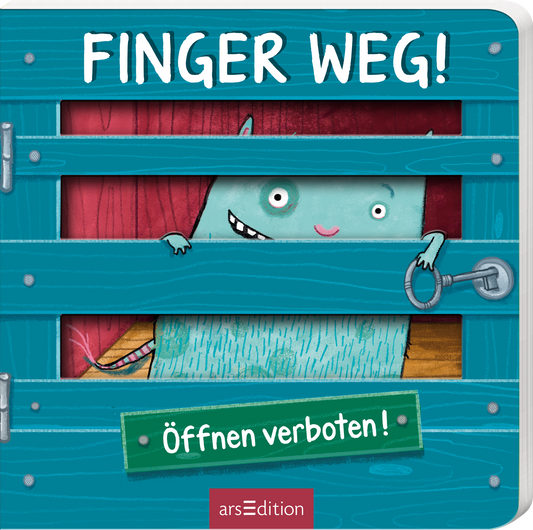 Das Buchcover zeigt eine farbenfrohe, illustrierte Darstellung mit einem von Schrauben gehaltenen Holztor in Türkis. Durch einen Spalt ist das Gesicht eines fröhlichen, mintgrünen Monsters mit großen Augen und einem breiten Grinsen zu sehen. Über dem Tor steht in kräftiger, weißer Schrift „FINGER WEG!“. Darunter befindet sich ein grünes Schild mit der Aufschrift „Öffnen verboten!“. Ganz unten mittig steht der Logoschriftzug von arsEdition.