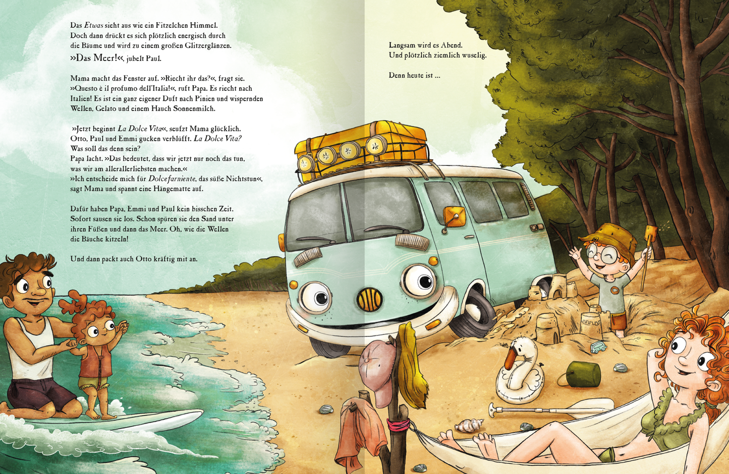 Gezeigt wird eine Innen- oder Zusatzansicht von „OTTO fährt los – Ein Sommer in Italien“. Die Illustration zeigt eine lebendige Szene am Strand, links ist das Meer in der Mitte Strand und rechts Pinienwald. Die rothaarige Mama liegt auf einer Hängematte, der Junge mit Hut und Brille baut eine Sandburg, der Papa ist mit dem Mädchen, das eine Schwimmweste trägt, im Wasser auf einem Surfbrett. Im Sand liegen Sandspielzeug und ein aufblasbarer Schwan. Ein farbenfroher Campingbus mit...