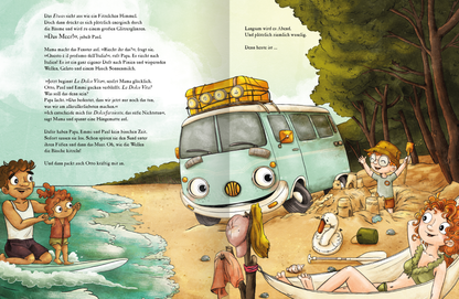 Gezeigt wird eine Innen- oder Zusatzansicht von „OTTO fährt los – Ein Sommer in Italien“. Die Illustration zeigt eine lebendige Szene am Strand, links ist das Meer in der Mitte Strand und rechts Pinienwald. Die rothaarige Mama liegt auf einer Hängematte, der Junge mit Hut und Brille baut eine Sandburg, der Papa ist mit dem Mädchen, das eine Schwimmweste trägt, im Wasser auf einem Surfbrett. Im Sand liegen Sandspielzeug und ein aufblasbarer Schwan. Ein farbenfroher Campingbus mit...