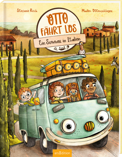 Das Buchcover zeigt einen fröhlichen, pastellfarbenen Camper mit einer Familie, die lachend unterwegs sind. Der Junge hält ein Eis in der Hand. Die sanfte Landschaft im Hintergrund ist von hügeligen Feldern und Zypressen geprägt, während im Hintergrund italienische Villen, ein Esel und das Meer sichtbar sind. Der Titel „OTTO FÄHRT LOS“ ist in einer verspielten, auffälligen Schrift platziert, und darunter steht „Ein Sommer in Italien“ in einer schlichten Schriftart. Ganz unten...