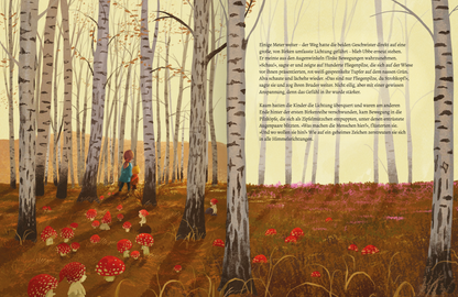 Gezeigt wird eine Innen- oder Zusatzansicht von „Der Schrat“. Die Illustration zeigt einen Wald mit schlanken, hellen Birken und leuchtend roten Fliegenpilzen, die den Boden bedecken. Die Fliegenpilze haben Gesichter und Beine. In der Mitte laufen ein Mädchen mit braunen Haaren in blauer Kleidung und ein kleinerer Junge mit blonden Haaren und braunem Pullover. Sie sind umgeben von einer warmen, erdigen Farbpalette mit sanften Braun- und Gelbtönen. Die Typografie auf der rechten Seite ist...