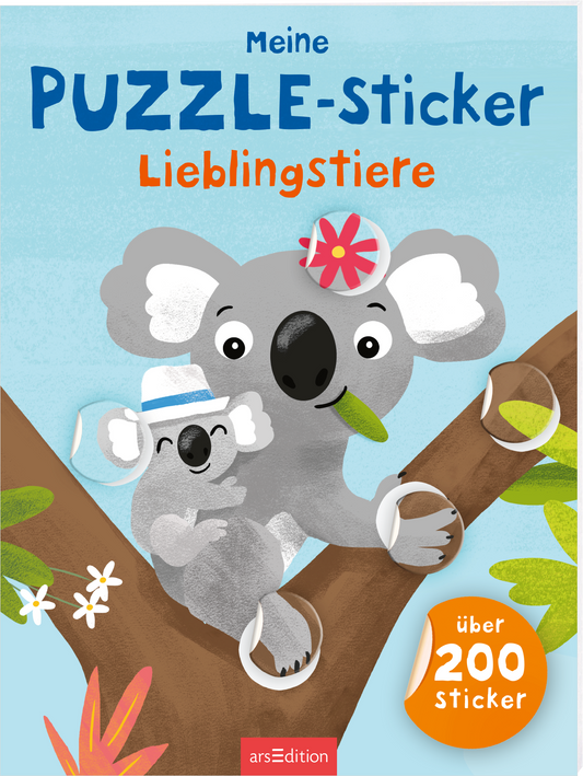Auf dem Buchcover „Meine PUZZLE-Sticker Lieblingsstiere“ sind zwei niedliche Koalas zu sehen, die an einem Baum sitzen. Der Hintergrund ist hellblau, während die Koalas in sanften Grau- und Beigetönen gehalten sind. Der größere Koala trägt ein weißes Hut und eine Blume, während das kleinere Koalababy ihn umarmt. Die Titelzeile ist in freundlichem Blau und Orange gestaltet. Unten rechts befindet sich ein orangefarbener Button mit dem Text „über 200 Sticker“. Ganz unten mittig...