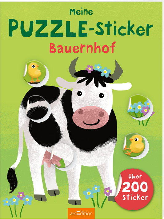 Auf dem Buchcover sind eine fröhliche schwarz-weiße Kuh mit Blumen im Haar und bunte Vögel abgebildet. Die farbenfrohe Gestaltung in Grün und Blau vermittelt eine ländliche Atmosphäre. Der Titel „Meine PUZZLE-Sticker Bauernhof“ ist in großen, verspielten Buchstaben oben platziert. Unten rechts befindet sich ein rotes Emblem mit dem Text „über 200 Sticker“, sowie ein SPIEGEL-Bestseller-Button. Ganz unten mittig steht der Logoschriftzug von arsEdition.