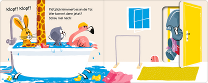 Gezeigt wird eine Innen- oder Zusatzansicht von „Platsch!“. Auf der Seite sieht man eine bunte Badewanne, gefüllt mit Wasser, in der ein Hase, ein Flamingo und ein Elefant mit bunten Accessoires sitzen. Der Hintergrund ist hellbeige, die Tür hat eine auffällige gelbe Farbe. Angebracht sind ein Fenster mit weißen Rahmen und ein Teppich in verschiedenen Farben. Der Text ist in verspielter, kindgerechter Schriftart platziert.