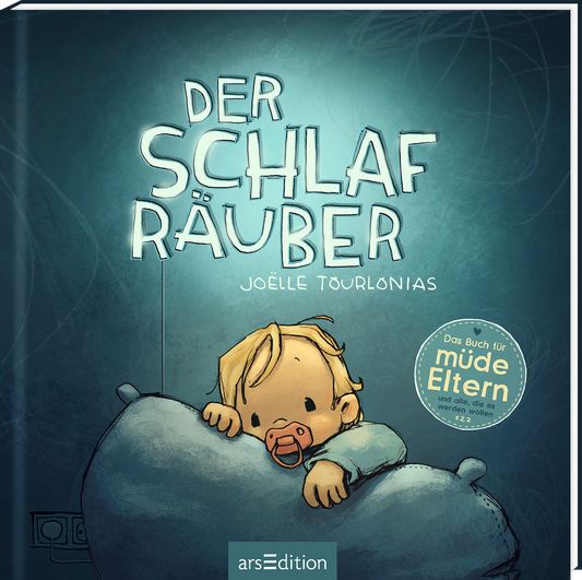 Das Buchcover zeigt ein schlafendes Kleinkind mit einem Schnuller, das auf einem großen, weichen Kissen sitzt. Der Hintergrund ist in sanften Blautönen gehalten, während der Titel „DER SCHLAFRÄUBER“ in großen, hellen Buchstaben darüber prangt, begleitet von der Autorin Joëlle Tourlonias. Rechts unten befindet sich ein runder Button mit der Aufschrift „Das Buch für müde Eltern“. Ganz unten mittig steht der Logoschriftzug von arsEdition.